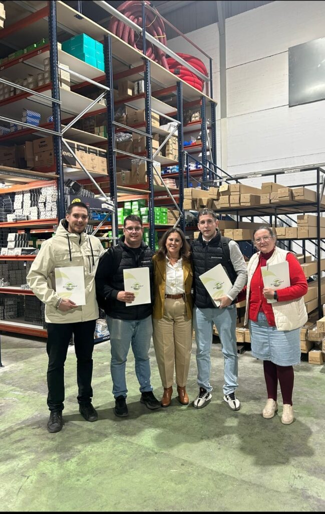 Mari Carmen Doblado con un grupo de trabajadores de una empresa de Antequera tras la realizacion de su taller de coaching empresarial